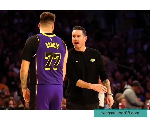 湖人全队互换球衣欢乐训练 东詹带头笑声不断 雷迪克透露卢卡对禁赛感到失望